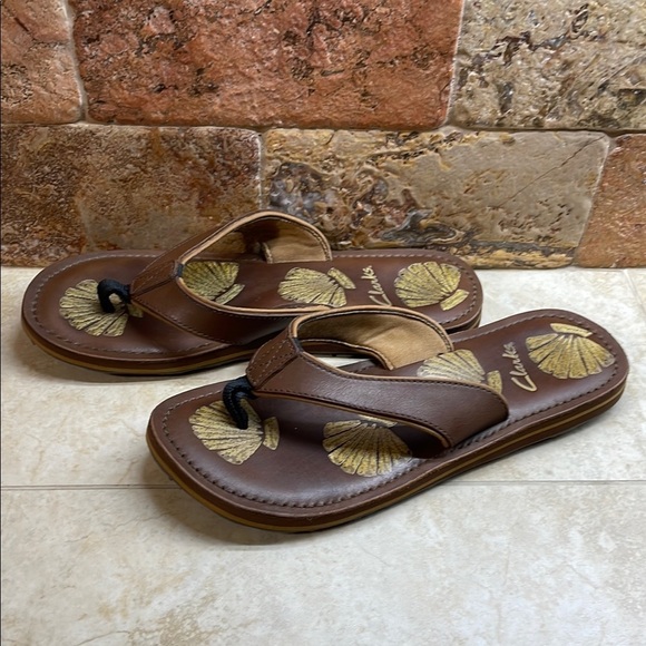 Clarks Brown Leather Flip Flop Sandals Seashell Print Thong Beach Size 9 Shoes - Picture 2 of 14